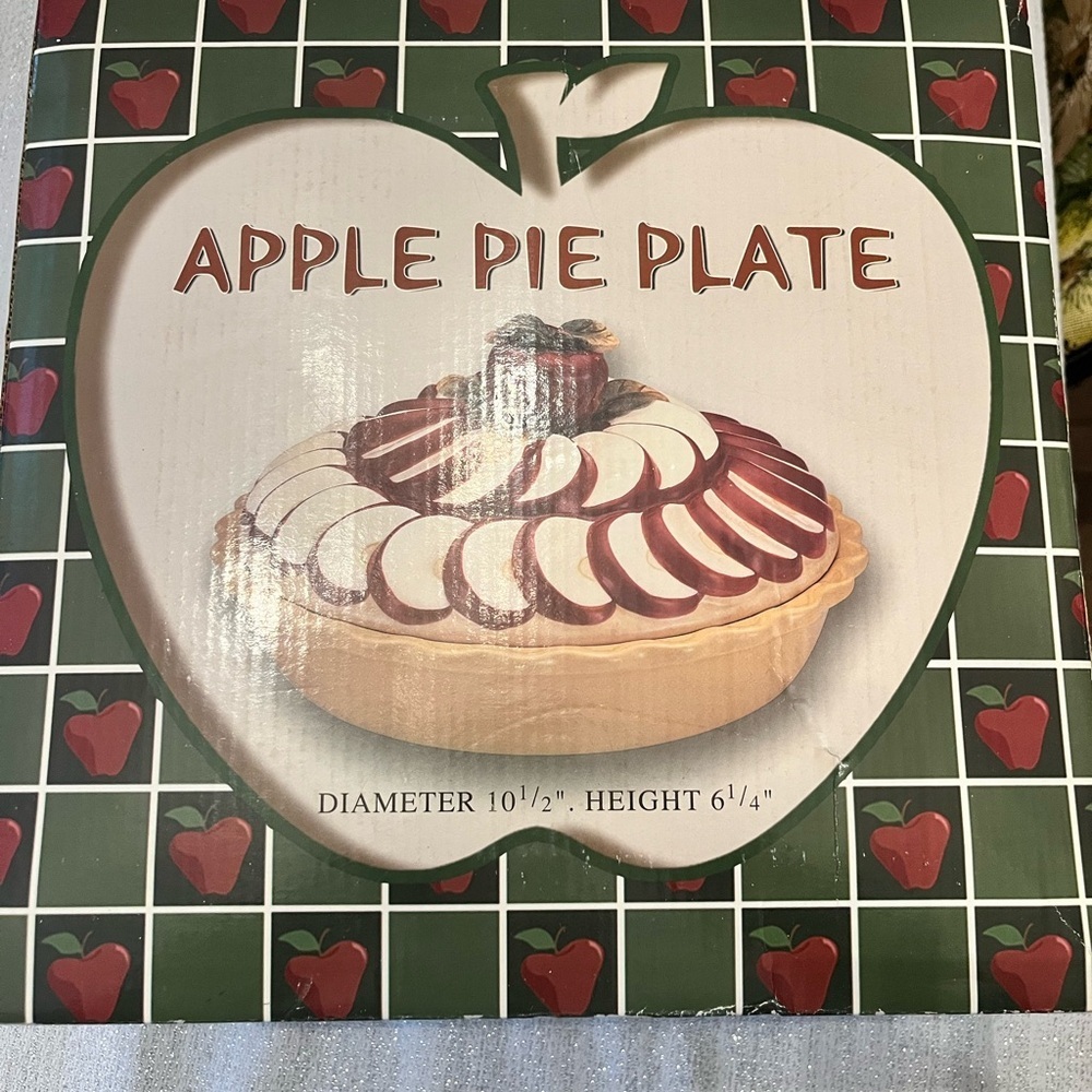 Vintage NEW IN BOX Ceramic 10.5" Country Apple Pie Dish with Cover Lid